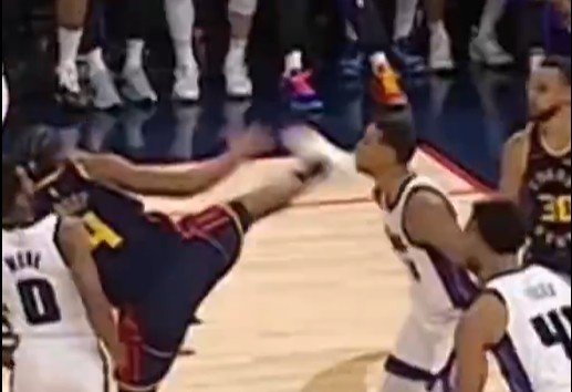 抬腳過(guò)高踢到了對手下巴!NBA官方:穆迪這一動(dòng)作被判1級惡犯
