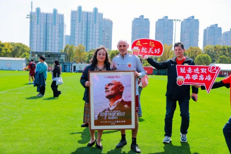 東體:海港主教練穆斯卡特收到一份用球迷圖片拼接成的畫(huà)像