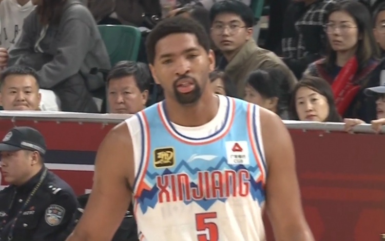  狀態(tài)出色！勞森首節打滿(mǎn)10分鐘5中4高效拿到11分2板1斷