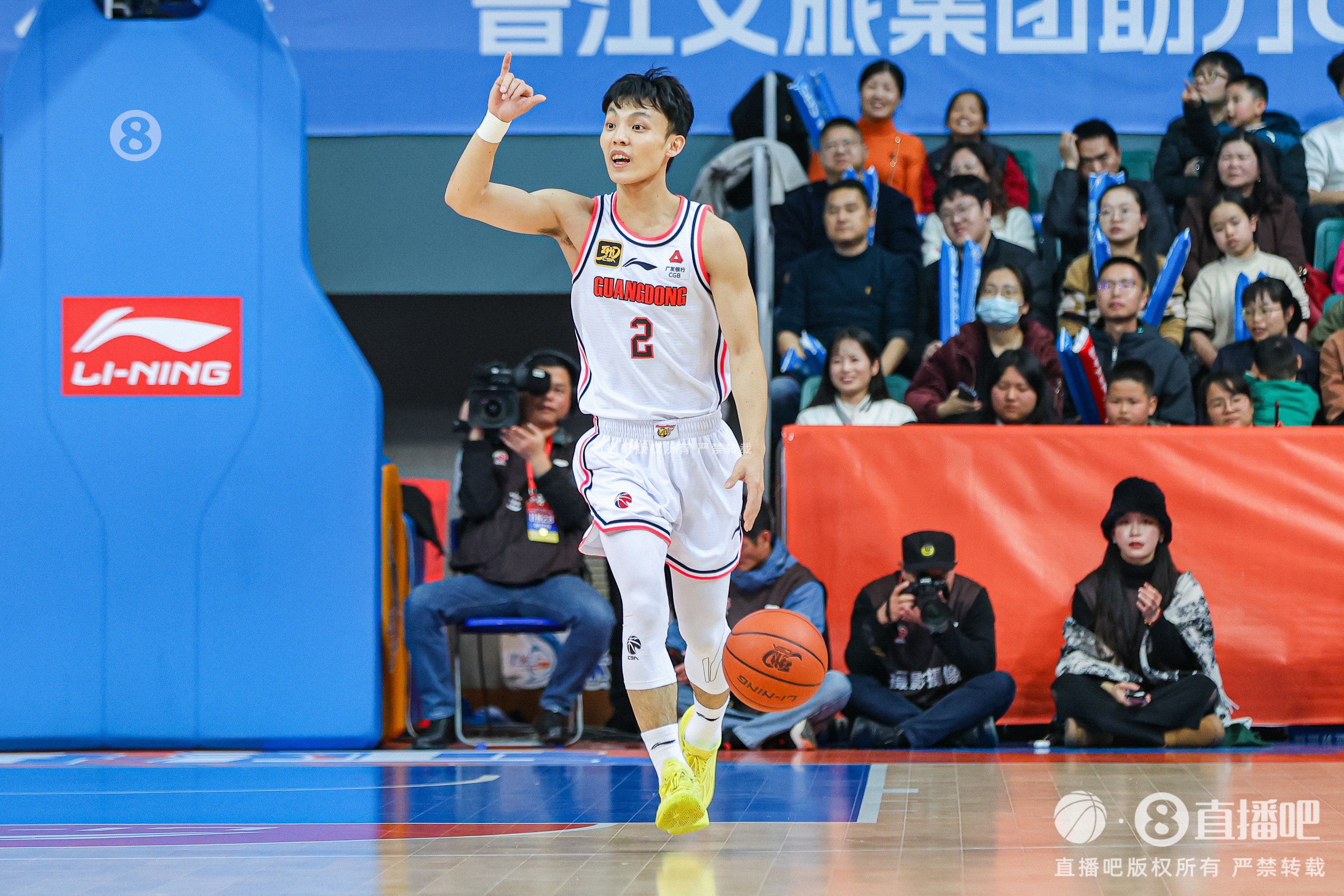 今天狀態(tài)不好！徐杰9中2&三分5中1拿5分6板 僅送1助攻&出現3失誤