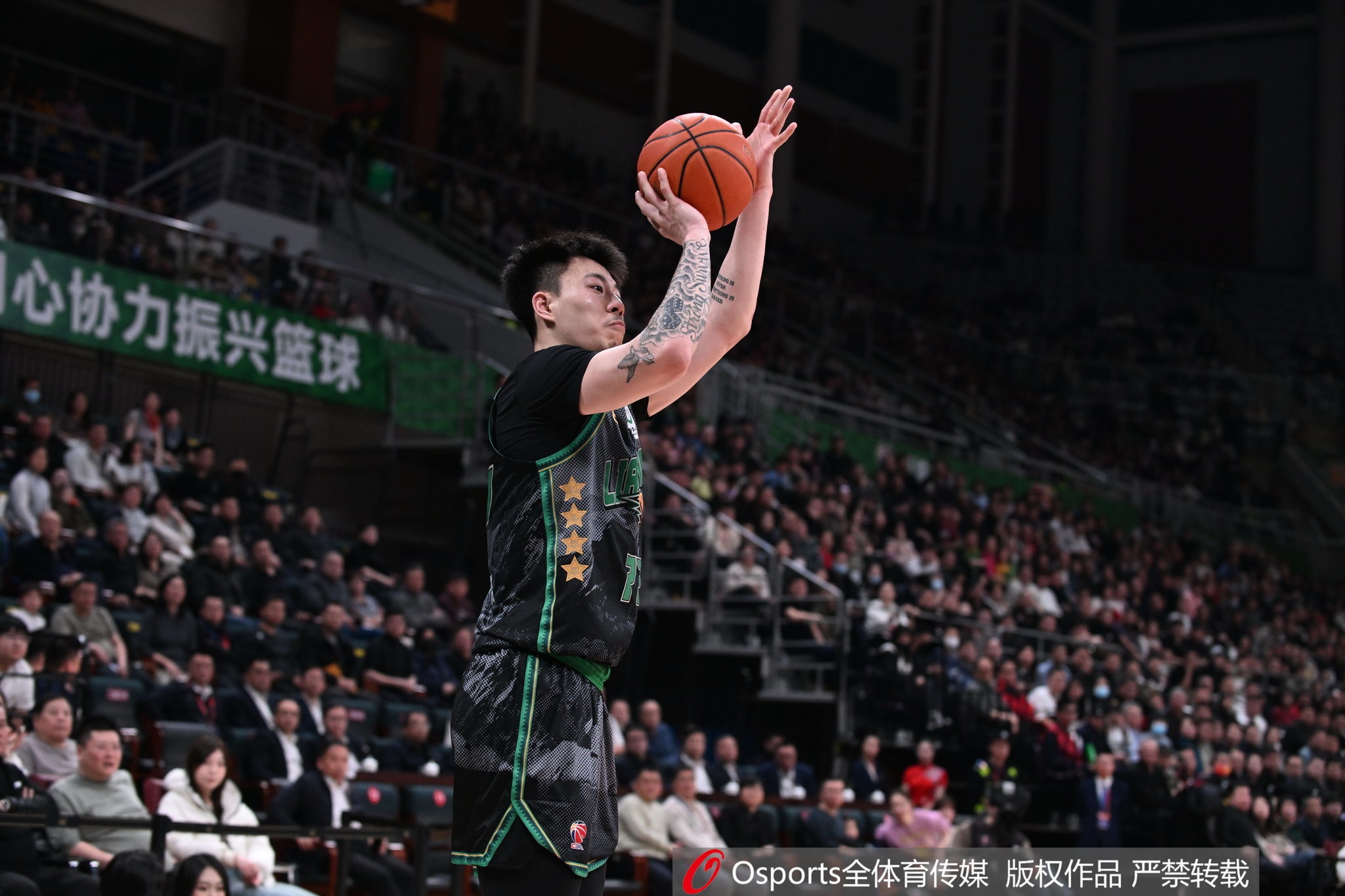 雙星閃耀!張鎮麟&韓德君半場(chǎng)合計12中8 合砍21分9籃板2助攻2搶斷